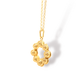 Cadena con coronas circulares en forma de círculo vista lateral